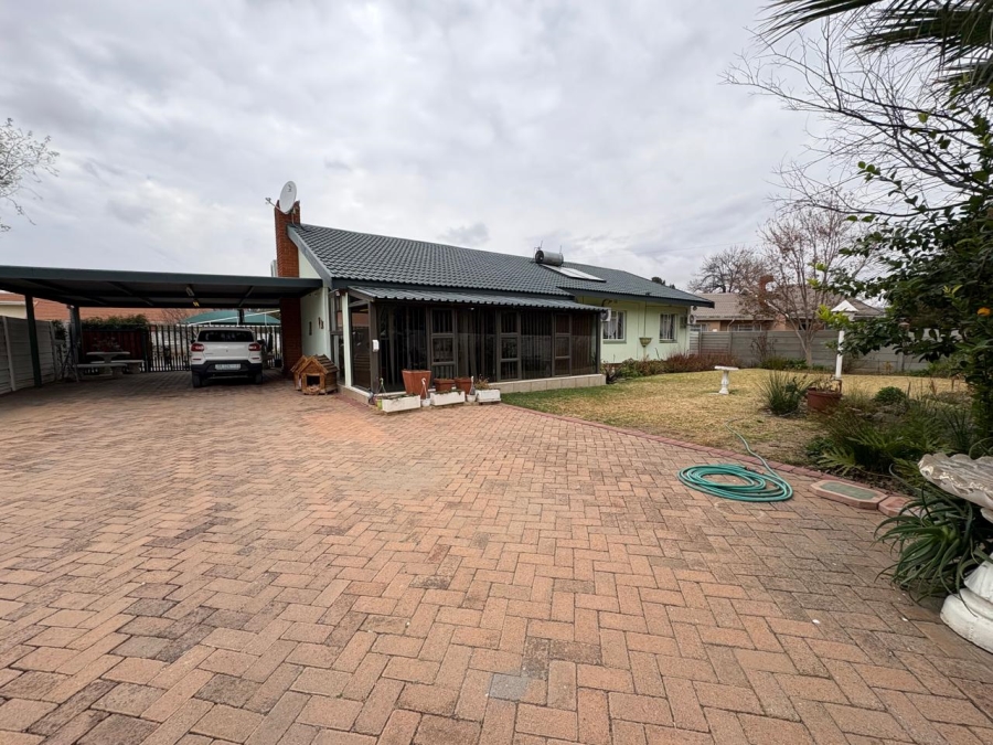 6 Bedroom Property for Sale in Lakeview Free State
